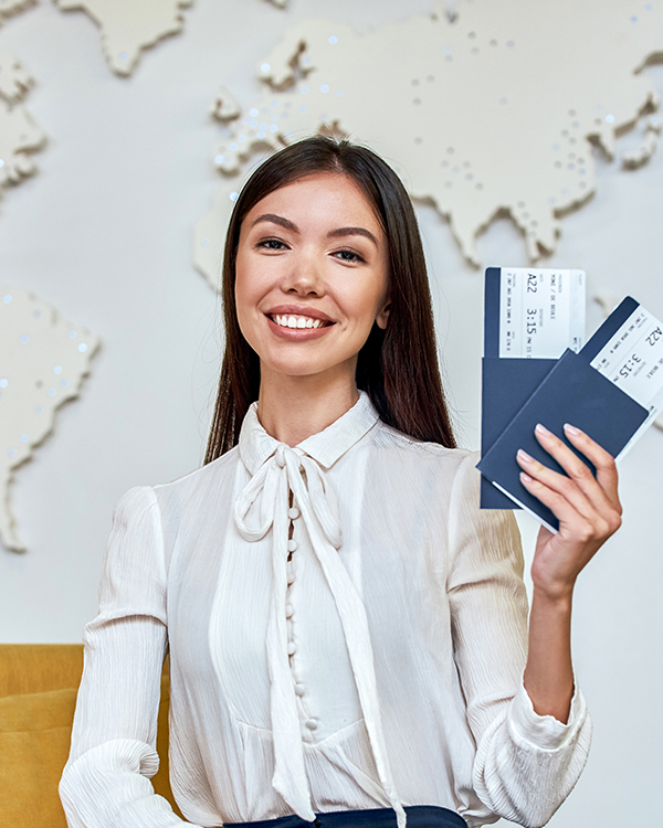 Mujer con billetes de avión y documentos de viaje